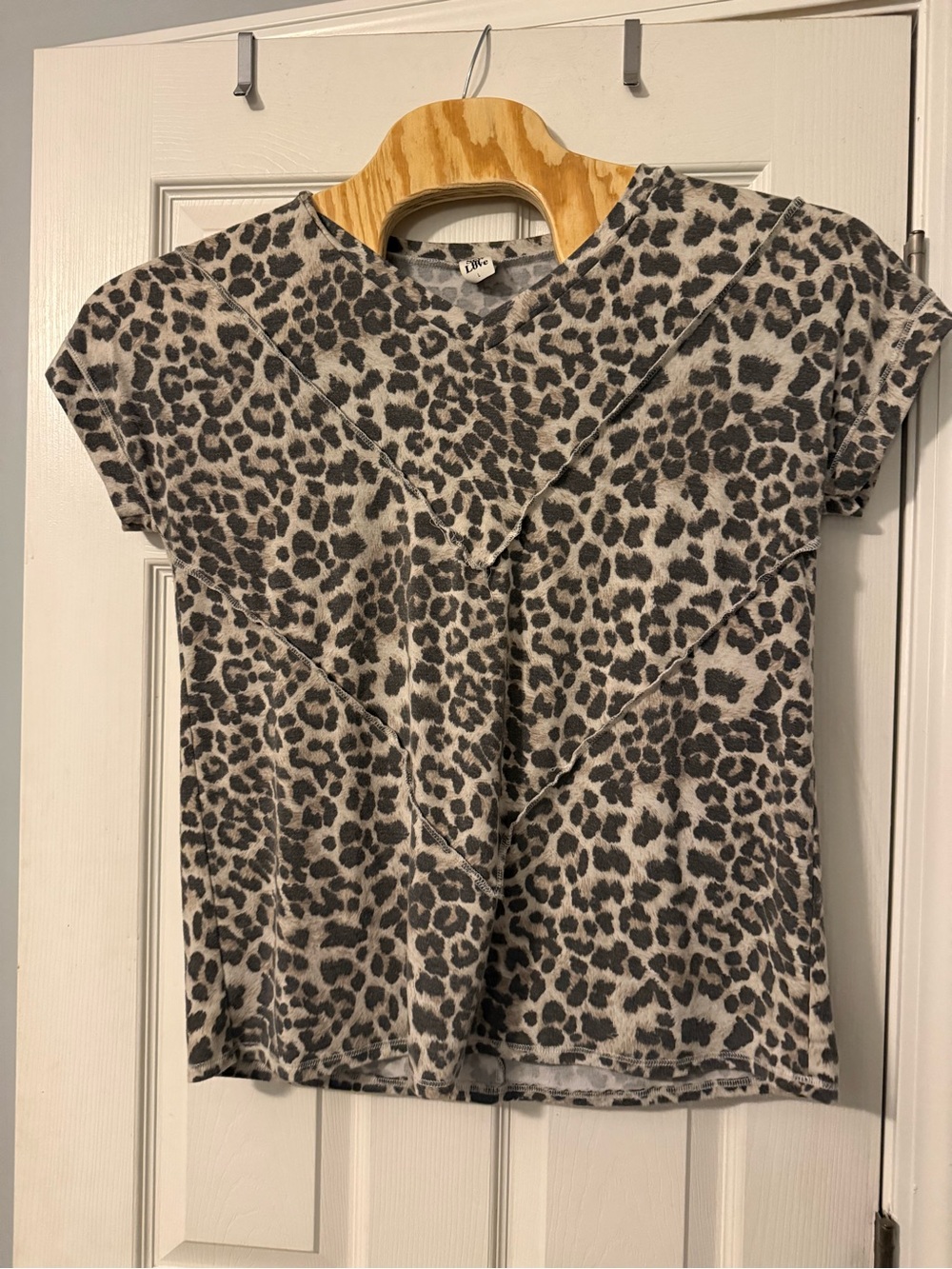 Ladies Vneck Leopard Print Short Sleeve Top L